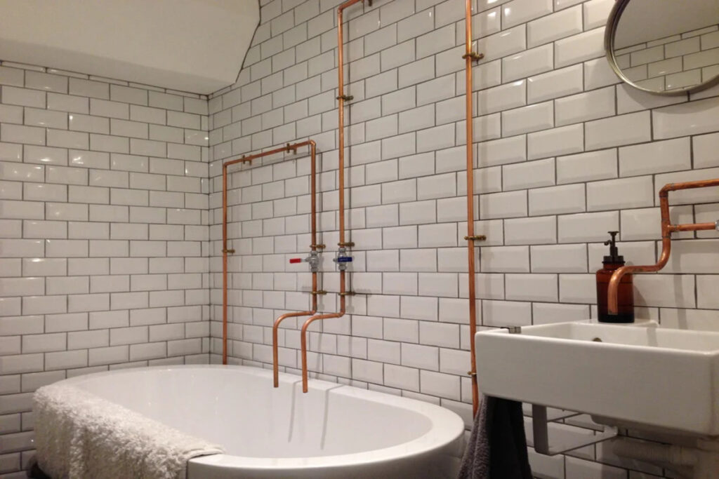 bagno-in-stile-industriale-bagno-industriale-tubi-vista